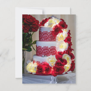 Hochzeitstorte mit Blumenstrauß, Ringen und Schlei Einladung