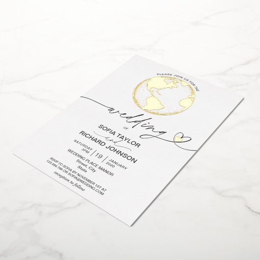 Hochzeitstorte Weltkarte Typografie Gold Foil Folieneinladung (Gedreht)