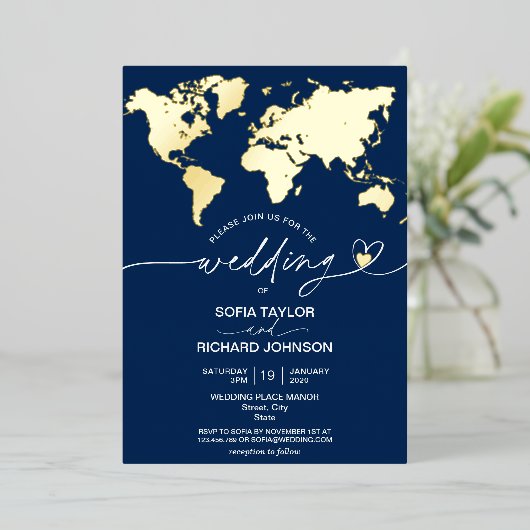 Hochzeitstorte Weltkarte Typografie Gold Foil Folieneinladung (Stehend vorne)