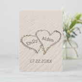 Hochzeitstrandherzen mit Namen Einladung (Stehend Vorderseite)