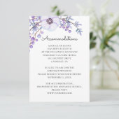 Hochzeitsunterkünfte mit Blumenbezug. Purpurblumen Begleitkarte (Stehend Vorderseite)