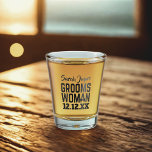 Hochzeitsvorschlag Groomswoman Shot Glass Schnapsglas<br><div class="desc">Was ist schöner,  als deine Groomsfrau zu deiner Hochzeitsfeier fragen,  als ihr ein personalisiertes Scheiben zu besorgen. Fügen Sie einfach ihren Namen und Ihr Hochzeitsdatum hinzu</div>