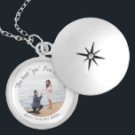 Hochzeitsvorschlag Verlobung Foto Sake Medaillon<br><div class="desc">Stilvolle romantische Foto-Sake-Lounge des Tages,  an dem Ihr Partner die Frage gestellt hat. Personalisieren Sie mit Foto,  Datum und aussagekräftiger Nachricht.</div>