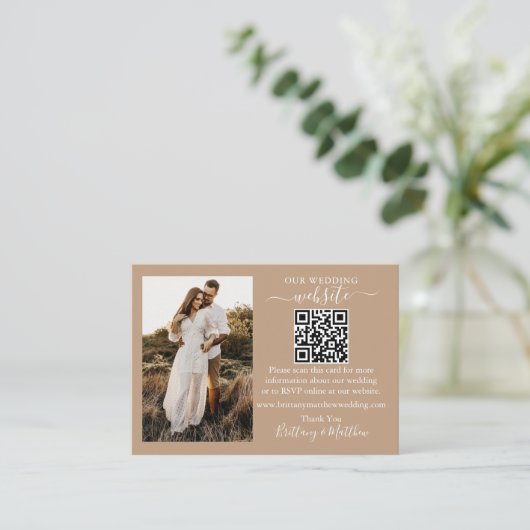 Hochzeitswebsite QR Foto Taupe Enclosure Card Begleitkarte (Stehend Vorderseite)