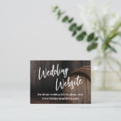 Hochzeitswebsite Typografie Wood Barrel Begleitkarte (Stehend Vorderseite)