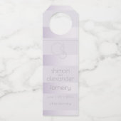 Hochzeitswein | Lilac Shimmer Stripes Monogramm Flaschenanhänger (Vorderseite)