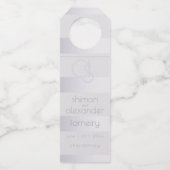 Hochzeitswein | Violett Silberstreifen Monogramm Flaschenanhänger (Vorderseite)