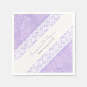 Hochzeitsweiße Spitze auf lila Papierservietten (Vorderseite)