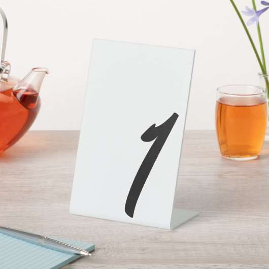 Hochzeitszeichen der schwarzen Tischnummer 1 Sockelschild (In SItu)