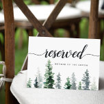 Hochzeitszeichen für Holzhütten Einladung<br><div class="desc">Geben Sie bei Ihrer Hochzeit reservierte Sitzplätze mit diesem schicken Holzschild an. Personalisieren Sie sich mit zwei Zeilen Text in Kalligraphie-Skript und moderne Blockschrift (mit "Reserviert" und dem Namen des Gastes mit reservierten Sitzplätzen gezeigt), mit einem unteren Rand der Winter Aquarellkiefern im Wald und Jäger grün. Entworfen, um sich mit...</div>