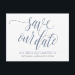 Hochzeittypografie Rett-the-Date- Dusty Blue Ankündigungspostkarte<br><div class="desc">Mit dieser luxuriösen, staubblauen / blau-grauen Hochzeitskarte rett-the-date Postcard verkünden Sie Ihre anstehende Hochzeit im Stil! Sie können die Farbe des Designs ändern, indem Sie die Hintergrundfarbe ändern. **WIE SIE DIE DESIGN-FARBE ÄNDERN** 1) Klicken Sie auf den Button "Personalisieren". 2) Klicken Sie unten auf den Link "ClICK TO CUSTOMIZE FURTHER"....</div>