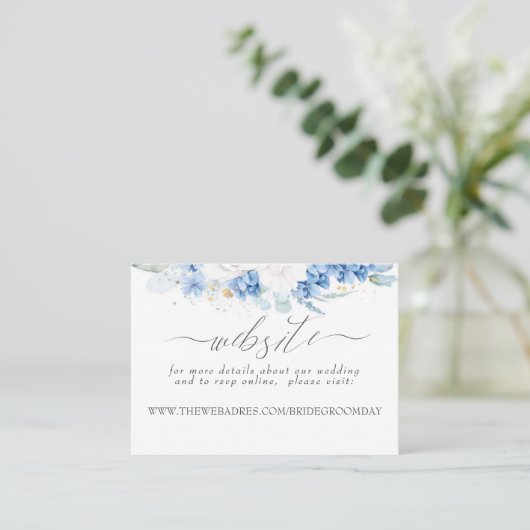 Hochzeitwebsite Dusty Blue White Blume Visitenkarte (Stehend Vorderseite)