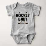 Hockey Baby mit Hockey Sticks Funny Niedlicher Säu Baby Strampler<br><div class="desc">Hockey Baby mit Hockey Sticks Niedlicher Säugling Baby Bodysuit</div>