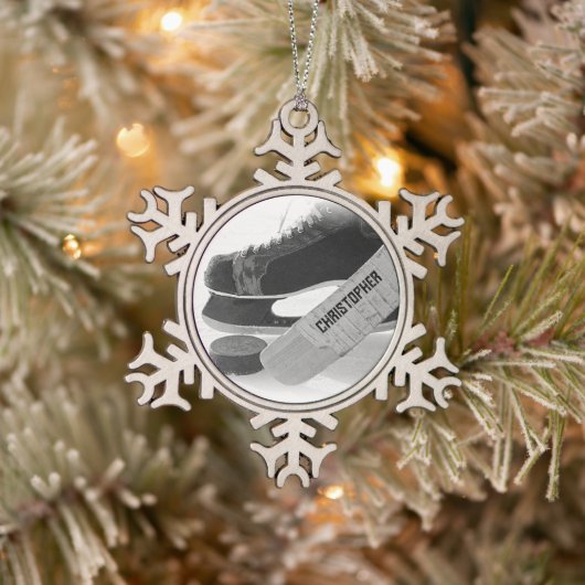 Hockey Black Skate Personalisiert Schneeflocken Zinn-Ornament (Baum)