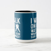 Hockey, den ich auf Wasser laufe Zweifarbige Tasse (Mittel)