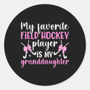 Hockey Gigi Stolz Gigi Auf Ein Hockeyfeld Pla Runder Aufkleber