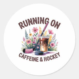 Hockey-Mama läuft auf Koffein Eiskaffee Hockey  Runder Aufkleber