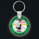 Hockey Player-Foto hinzufügen | Custom Team Ice Schlüsselanhänger<br><div class="desc">Fügen Sie diesen Schlüsselanhängern den Namen, das Jahr und die Hockey-Jersey-Nummer der Mannschaft hinzu. Verwenden Sie als Spendenaktion das Teamlogo und bestellen Sie den Schüttgut, oder bestellen Sie jeden Hockeyspieler als Reißverschluss für ihre Gerätetaschen. Eigens bedruckte Hockeypucks sind perfekte Geschenke für eine hockeybezogene Geburtstagsparty als Gastgeschenk. Team Farben in den...</div>