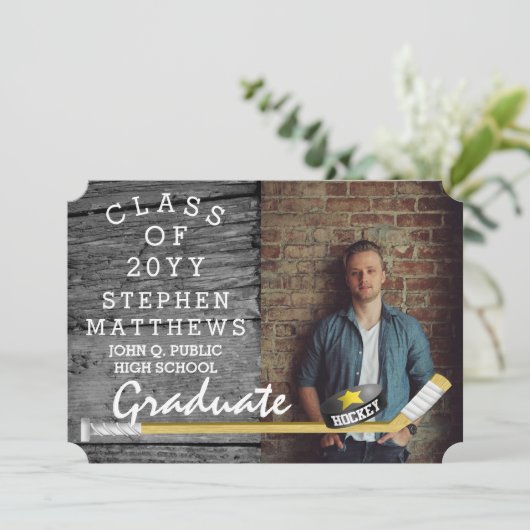 Hockey Player Sports Rustikales Foto Abschluss Einladung (Stehend Vorderseite)