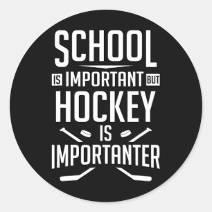 Hockey School ist wichtig, aber Hockey ist wichtig Runder Aufkleber