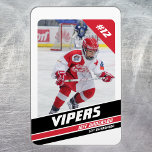 Hockey-Spieler behalten die Vorliebe für Vigorot Magnet<br><div class="desc">Mit unserem neuen White Red Ice Hockey Trading Card Magnet präsentieren wir Ihnen eine faszinierende Ergänzung zu jeder Kollektion junger Hockey Fans! Mit seinem stilvollen Design, das eine dynamische Darstellung eines jungen Hockeyspielers in Aktion vor einem knalligen weißen Hintergrund mit fett roten und klassischen schwarzen Streifen bietet, wird dieser Magnet...</div>