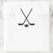Hockey Sticks und Puck Runder Aufkleber (Tasche)