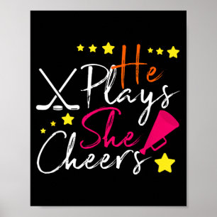 Hockeyliebhaber Er spielt Sie spielt Cheerleader F Poster