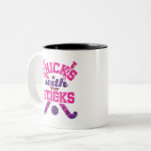 Hockeyschläger mit Sticks Zweifarbige Tasse (Vorderseite Links)