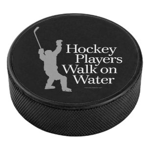 Hockeyspieler laufen auf Wasser Eishockey Puck