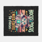 Hocus Focus - Ich brauche Kaffee, um mich zu konze Fleecedecke (Vorderseite (Horizontal))