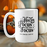 Hocus Pocus Halloween Kaffeetasse<br><div class="desc">"Hokuspokus,  ich brauche Wein zum Fokussieren (oder starken Kaffee)" Sprichwort auf einer Kaffeetasse gedruckt,  Spaß zu Halloween für Damen und Herren.</div>