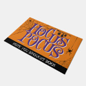 Hocus Pocus Halloween Typografie Orange Lila Fußmatte (Schrägansicht)