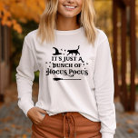 Hocus Pocus Halloween Zitat Frauen T-Shirt<br><div class="desc">Feiern Sie Halloween mit diesem "Es ist nur ein Haufen Hocus Pocus",  ein Zitat aus dem lang Ärmel grafischen T - Shirt von Frauen. Dekorative Typografie-Schriftzeichen werden mit spukhaften Schriftrollen,  funkelnden Sternen,  einem Hexenhut,  einer schwarzen Katze und einem Hexenbromstift betont. Das Schwarze Farbschema kann geändert werden.</div>