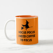 Hocus Pocus I brauche Kaffee zum Fokus Zweifarbige Tasse (Links)