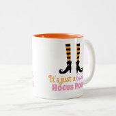 Hocus Pocus Modernes Halloween Orange Lila Zitat Zweifarbige Tasse (VorderseiteRechts)