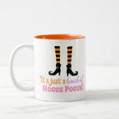 Hocus Pocus Modernes Halloween Orange Lila Zitat Zweifarbige Tasse (Links)