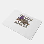 Hocus Slowcus Funny Halloween Sloth Classic T-Shir Fußmatte (Schrägansicht)
