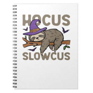 Hocus Slowcus Funny Halloween Sloth Classic T-Shir Notizblock