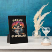 Hocus Slowcus Sloth liebt Halloween-Kostümtee E Fotoplatte (Seite)