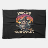 Hocus Slowcus Sloth liebt Halloween-Kostümtee E Geschirrtuch (Horizontal)