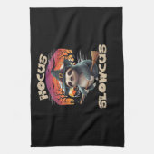 Hocus Slowcus Sloth liebt Halloween-Kostümtee E Geschirrtuch (Vertikal)
