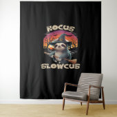 Hocus Slowcus Sloth liebt Halloween-Kostümtee E Wandteppich (Beispiel)
