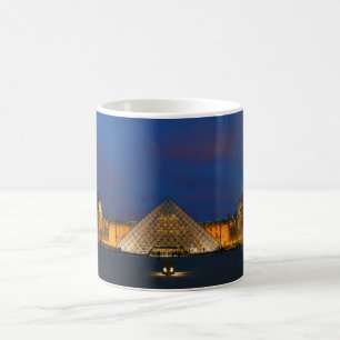 Hof des Louvre-Museums und seiner Pyramide Kaffeetasse