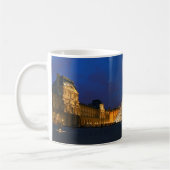 Hof des Louvre-Museums und seiner Pyramide Kaffeetasse (Links)