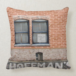 "'Hoffman Hotel'' aus der Sammlung Alley Walks Kissen