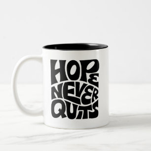 Hoffnung gibt niemals auf Inspirierende Typografie Zweifarbige Tasse