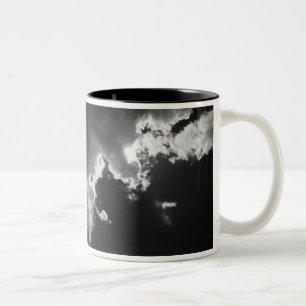 Hoffnung in der silbernen Wolkendecke. Zweifarbige Tasse