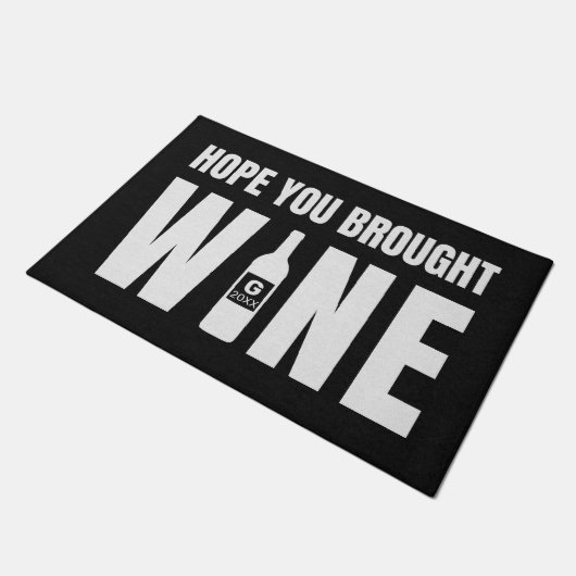 Hoffnung Sie Wein Monogram Jahr Custom Black Fußmatte (Schrägansicht)