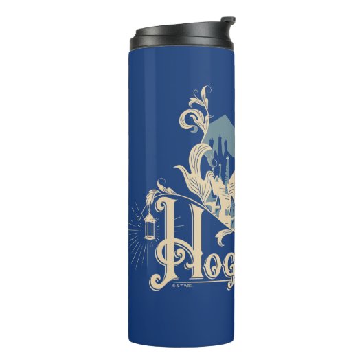 HOGSMEADE™ Vintag Village Graphic Thermosbecher (Nach links gedreht)