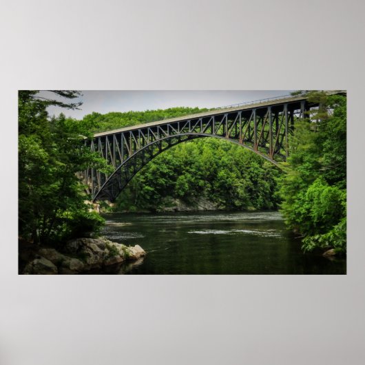 Hohe Brücke über Wasser Poster (Vorne)